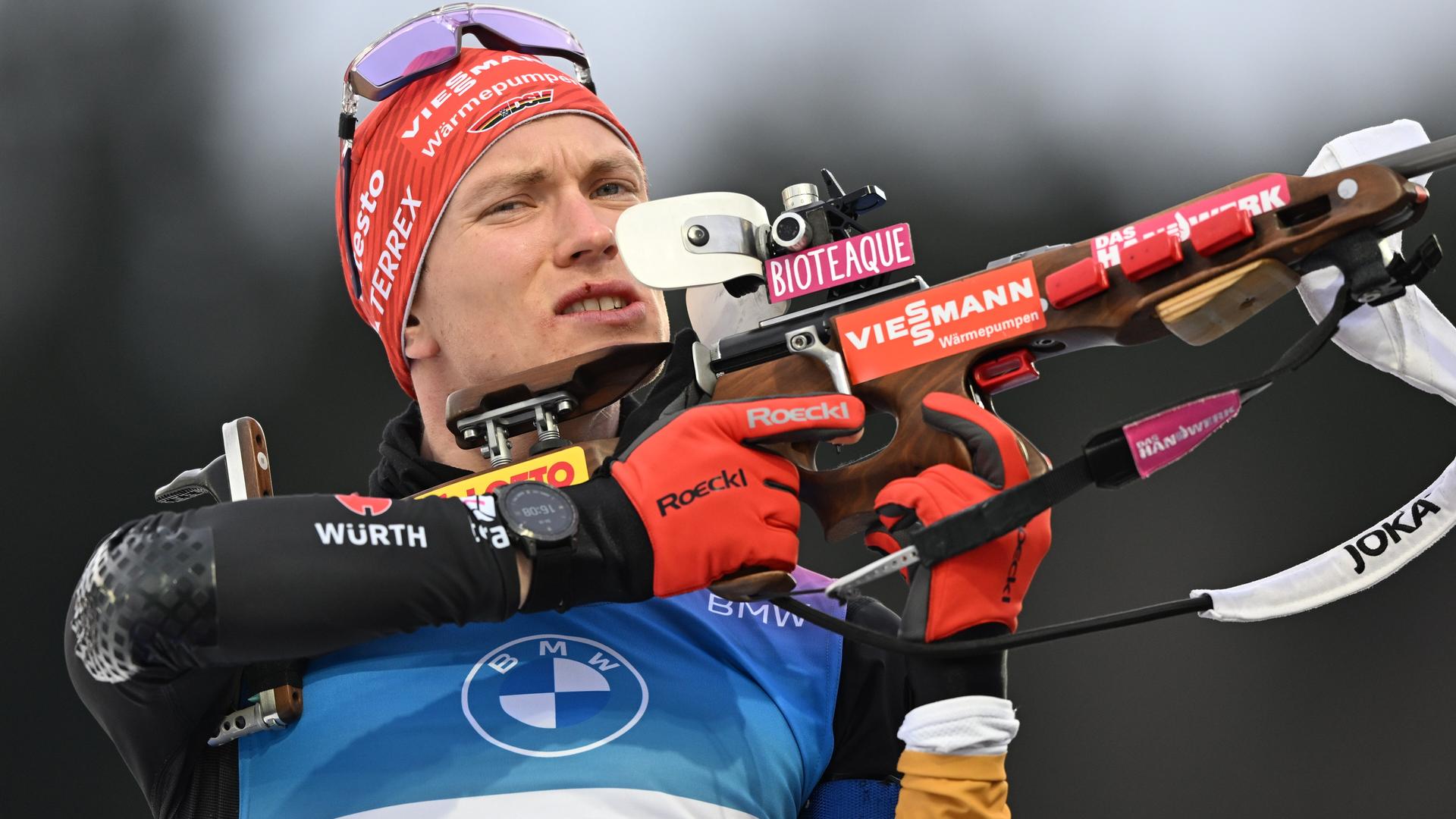 Benedikt Doll aus Deutschland beim Sprint über 10 Kilometer bei der Biathlon-Weltmeisterschaft in Tschechien am Schießstand. Benedikt Doll aus Deutschland beim Sprint über 10 Kilometer bei der Biathlon-Weltmeisterschaft in Tschechien am Schießstand.
