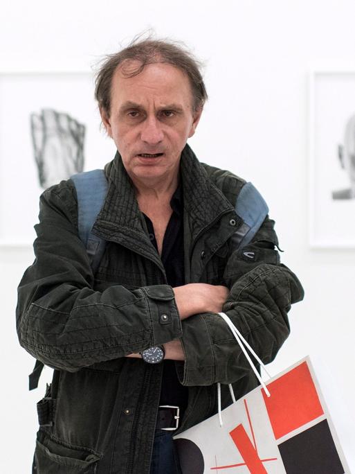 Michel Houellebecq posiert auf der europäischen Biennale vor einem seiner Werke