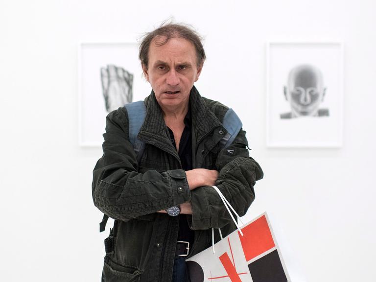 Michel Houellebecq posiert auf der europäischen Biennale vor einem seiner Werke
