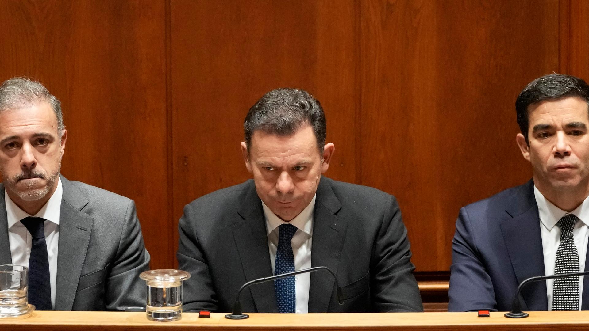 Lissabon: Der portugiesische Ministerpräsident Montenegro, flankiert vom Minister für Parlamentsangelegenheiten Duarte (l) und dem Kabinettsminister Amaro, reagiert nach einer Abstimmung über die Vertrauensfrage im Parlament. Lissabon: Der portugiesische Ministerpräsident Montenegro, flankiert vom Minister für Parlamentsangelegenheiten Duarte (l) und dem Kabinettsminister Amaro, reagiert nach einer Abstimmung über die Vertrauensfrage im Parlament.