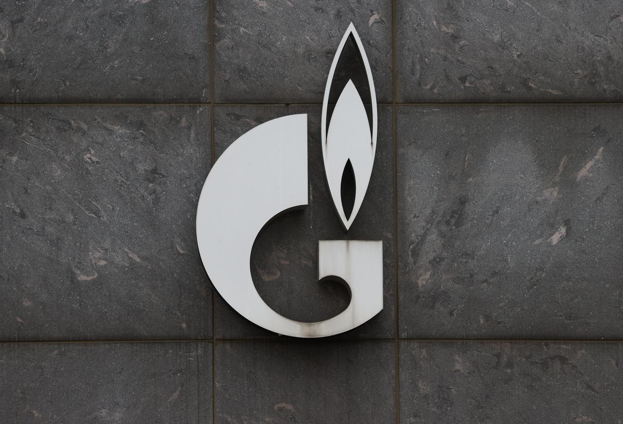 Das Logo des russischen Energiekonzerns Gazprom in der Nowotscherjomuschkinskaja Straße in Moskau