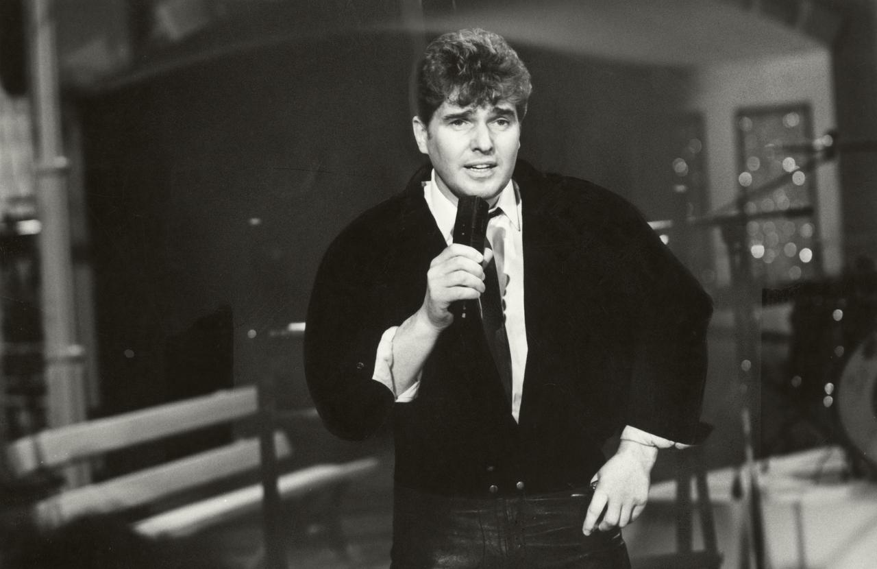 Der Schlagersänger Frank Schöbel 1987 in Leipzig bei einem Auftritt 
