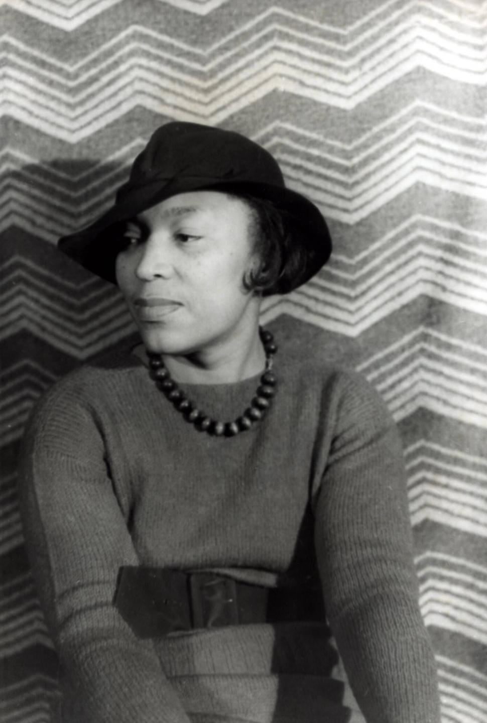Die afroamerikanische Autorin Zora Neale Hurston (1891-1960) in einem Porträt von Carl Van Vechten, 1938.