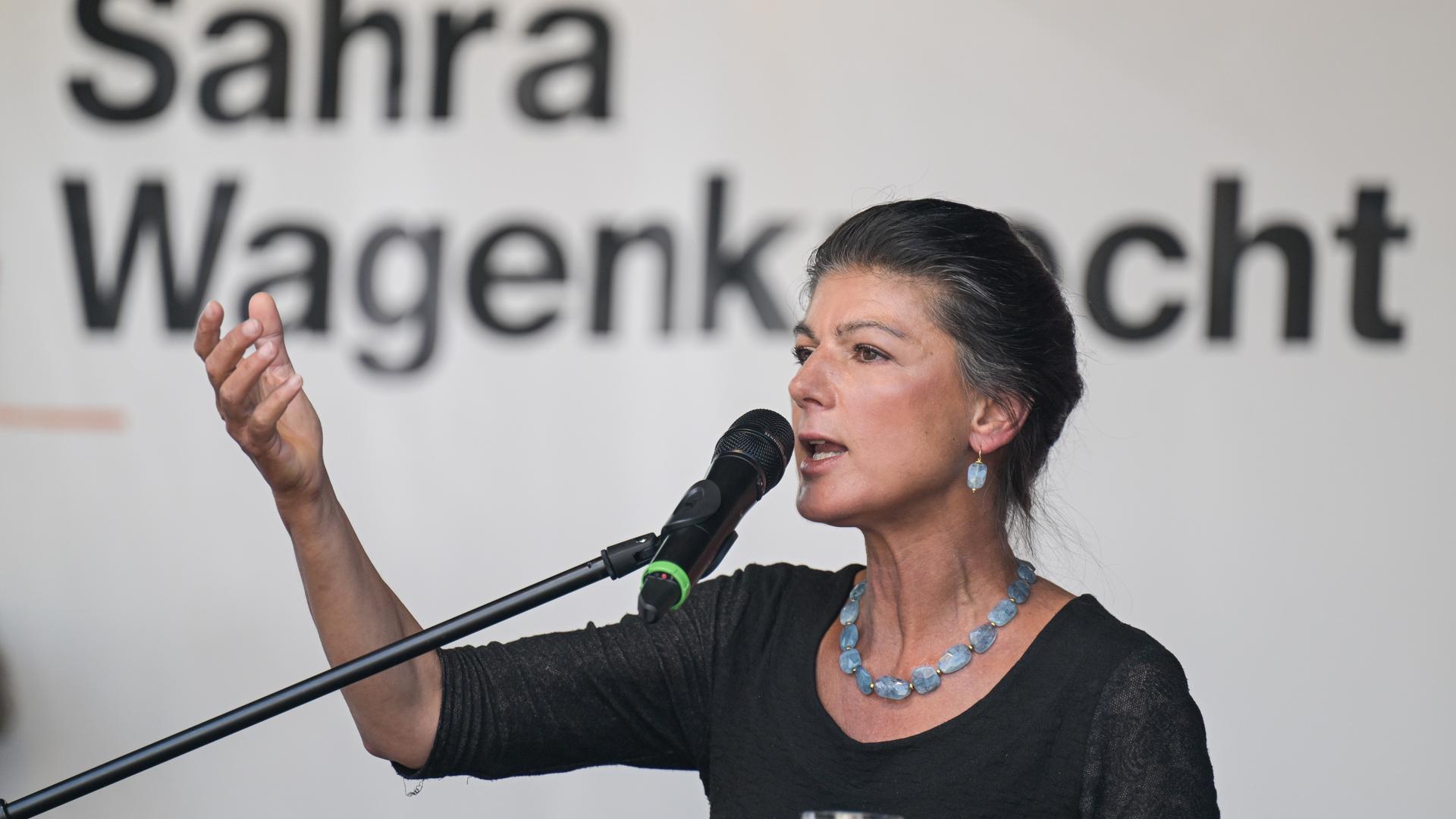 Sahra Wagenknecht, Bundesvorsitzende des Bündnis Sahra Wagenknecht (BSW), spricht auf einer Wahlkampfveranstaltung auf einer Bühne in ein Mikrofon. 