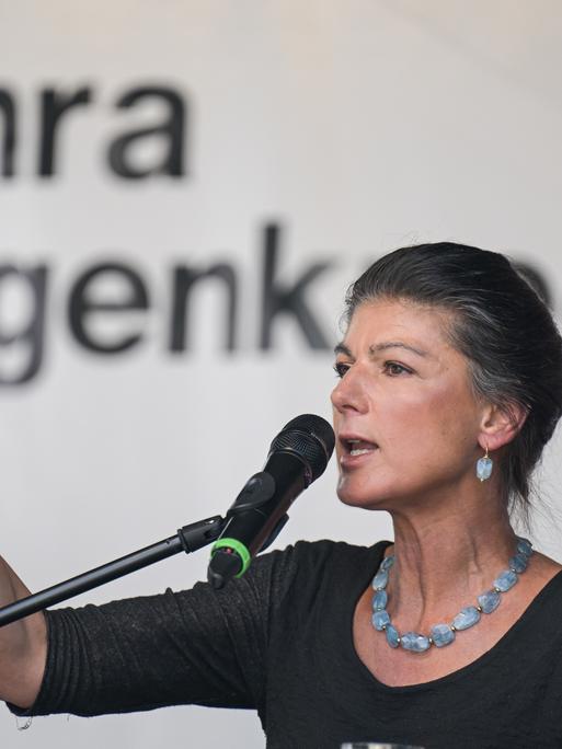 Sahra Wagenknecht, Bundesvorsitzende des Bündnis Sahra Wagenknecht (BSW), spricht auf einer Wahlkampfveranstaltung auf einer Bühne in ein Mikrofon. 