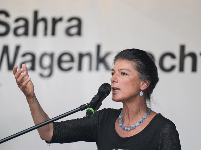 Sahra Wagenknecht, Bundesvorsitzende des Bündnis Sahra Wagenknecht (BSW), spricht auf einer Wahlkampfveranstaltung auf einer Bühne in ein Mikrofon. 