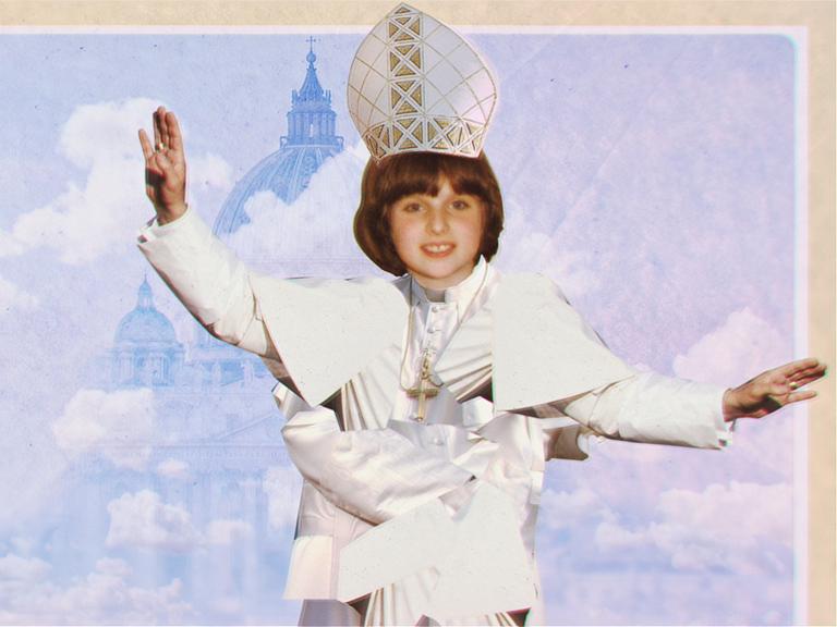 "Wir sind Papst": Regisseurin Uli Decker wollte lieber Papst sein, als in Mädchenkleidern bei der Kommunion mitzulaufen. Auf dem Bild ist sie in einer Collage als kleines Mädchen in Papstrobe zu sehen. 