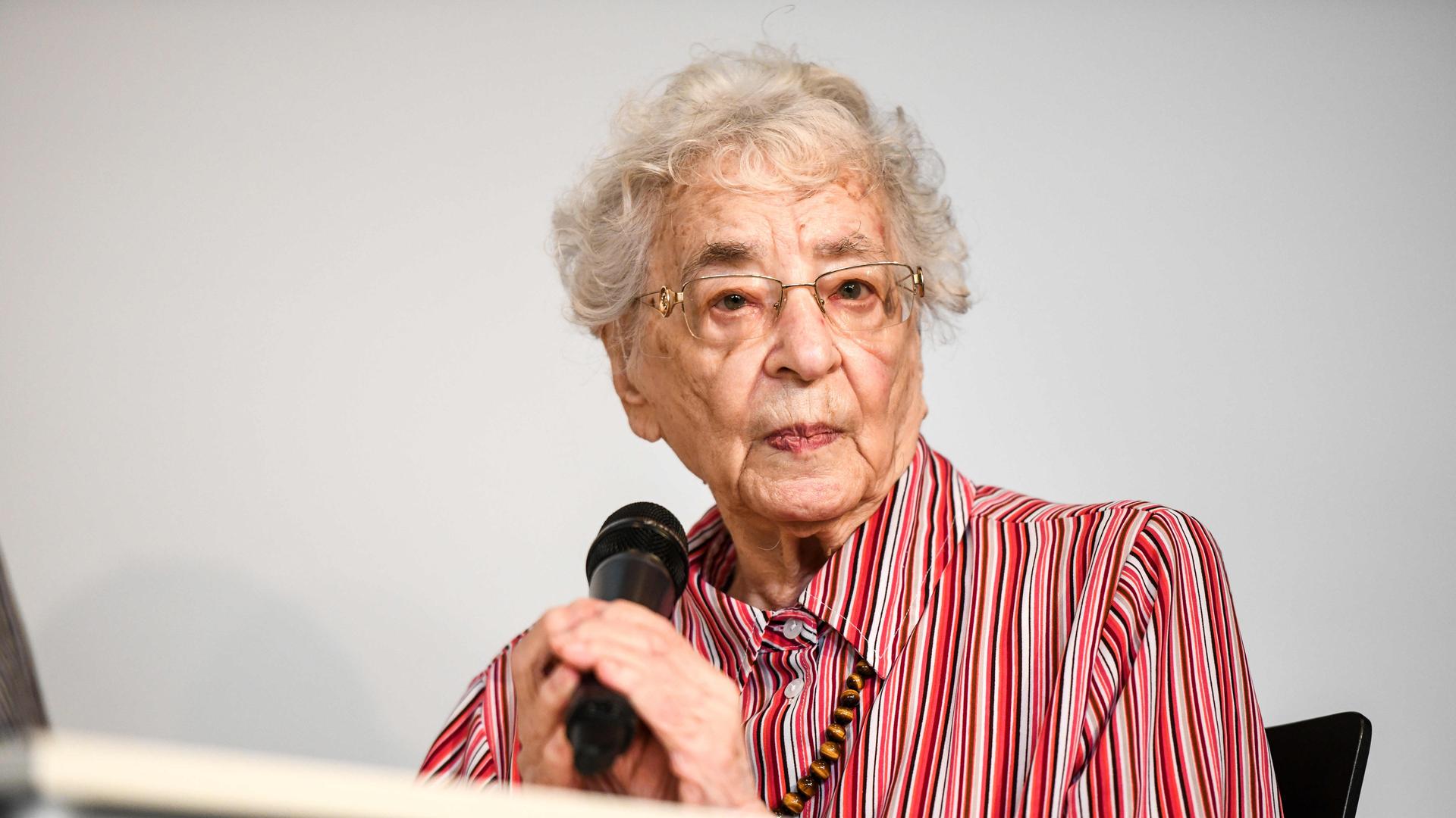 Das Foto zeigt die jüdische Zeitzeugin Ruth Weiss, sie spricht 2022 vor Schülern am Berufskolleg Das Foto zeigt die jüdische Zeitzeugin Ruth Weiss, sie spricht 2022 vor Schülern am Berufskolleg