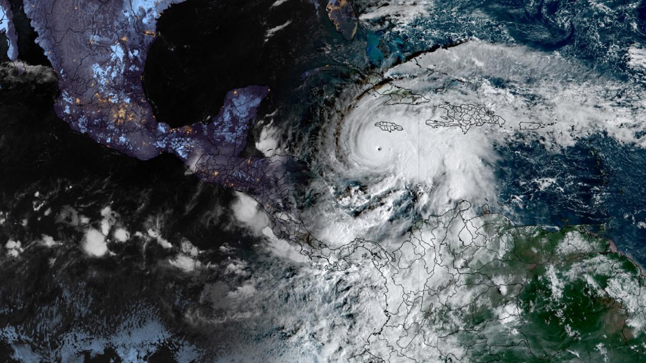 Satellitenaufnahme eines Wirbelsturms über tropischem Meer