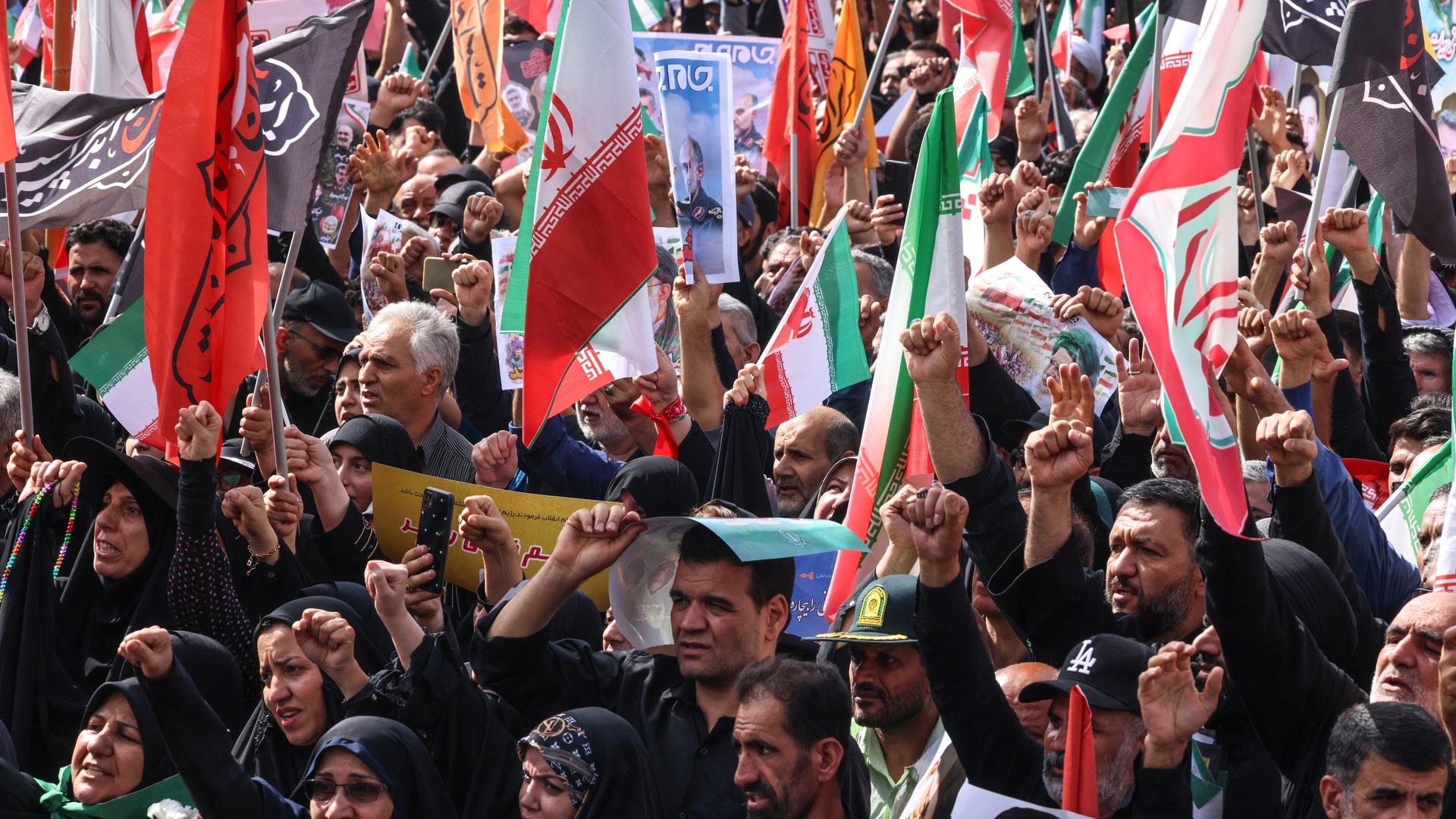 Trauerfeier für bei israelischen Angriffen getötete Militärs und Wissenschaftler in der iranischen Hauptstadt Teheran Trauerfeier für bei israelischen Angriffen getötete Militärs und Wissenschaftler in der iranischen Hauptstadt Teheran