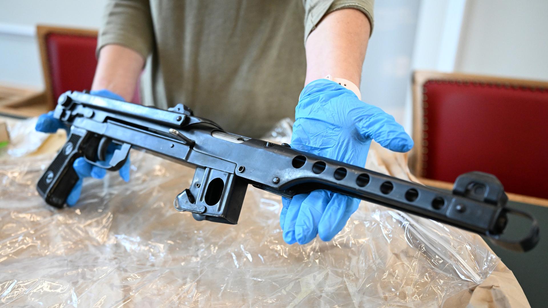 Sichergestellte Waffen werden bei einer Pressekonferenz im Wuppertaler Polizeipräsidium gezeigt. Sichergestellte Waffen werden bei einer Pressekonferenz im Wuppertaler Polizeipräsidium gezeigt.
