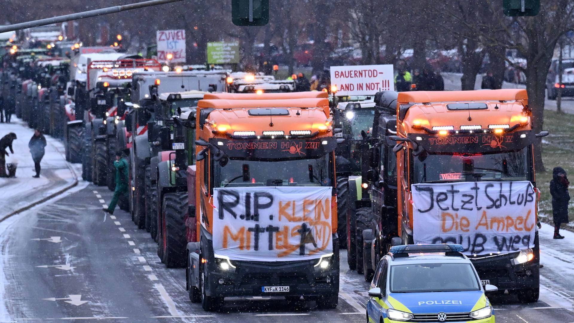 Traktoren und Lastkraftwagen stehen hintereinander während einer Blockade der Stauffenbergallee. 