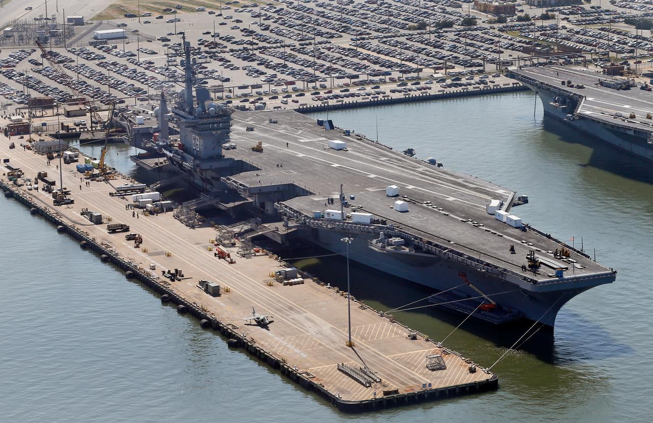 Zu sehen ist der atomgetriebene Flugzeugträger USS Dwight D. Eisenhower in einem Hafen im US-Bundesstaat Virginia.