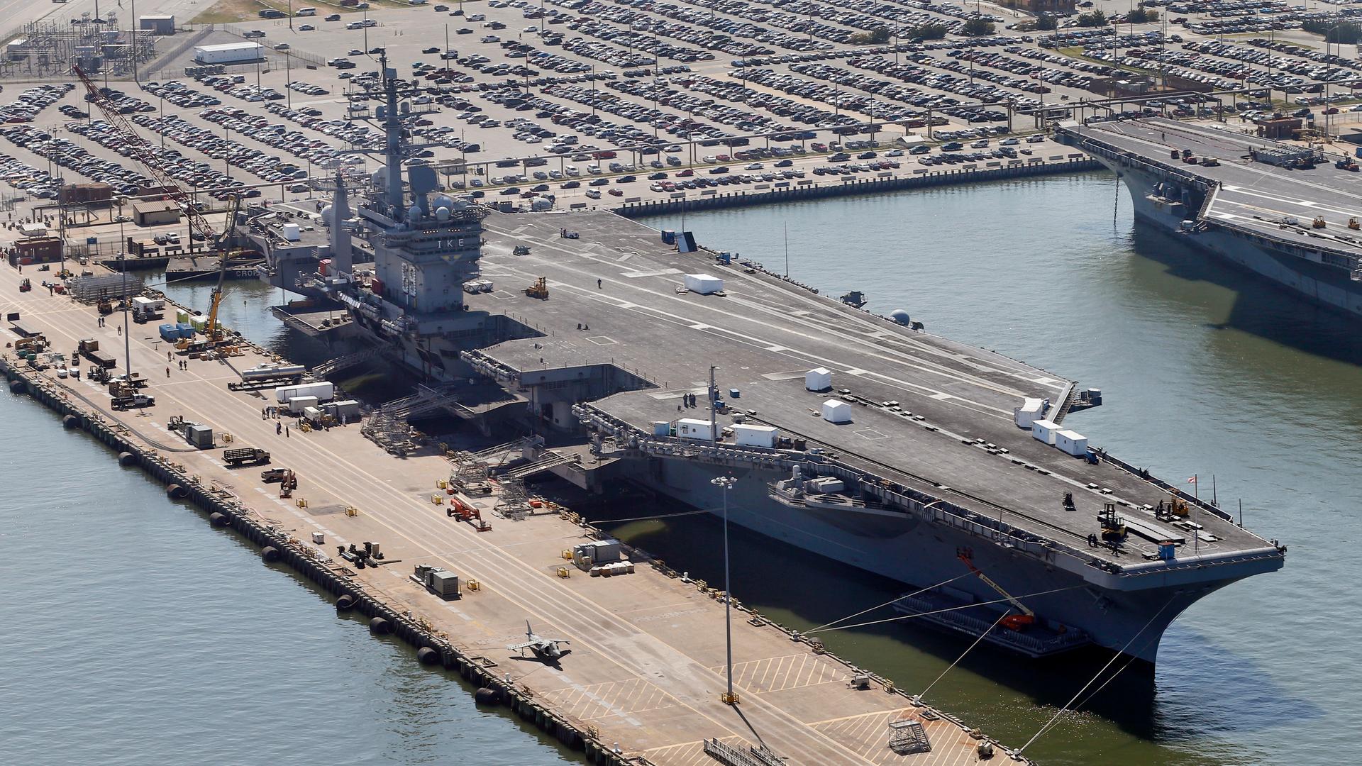 Zu sehen ist der atomgetriebene Flugzeugträger USS Dwight D. Eisenhower in einem Hafen im US-Bundesstaat Virginia.