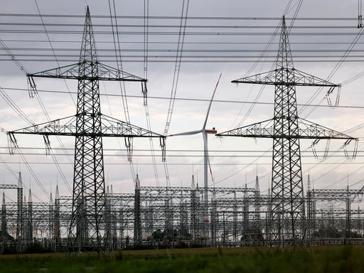 Das Umspannwerk nahe Bergheim bei Köln. Hohe Strommasten ragen in den grauen Himmel.  