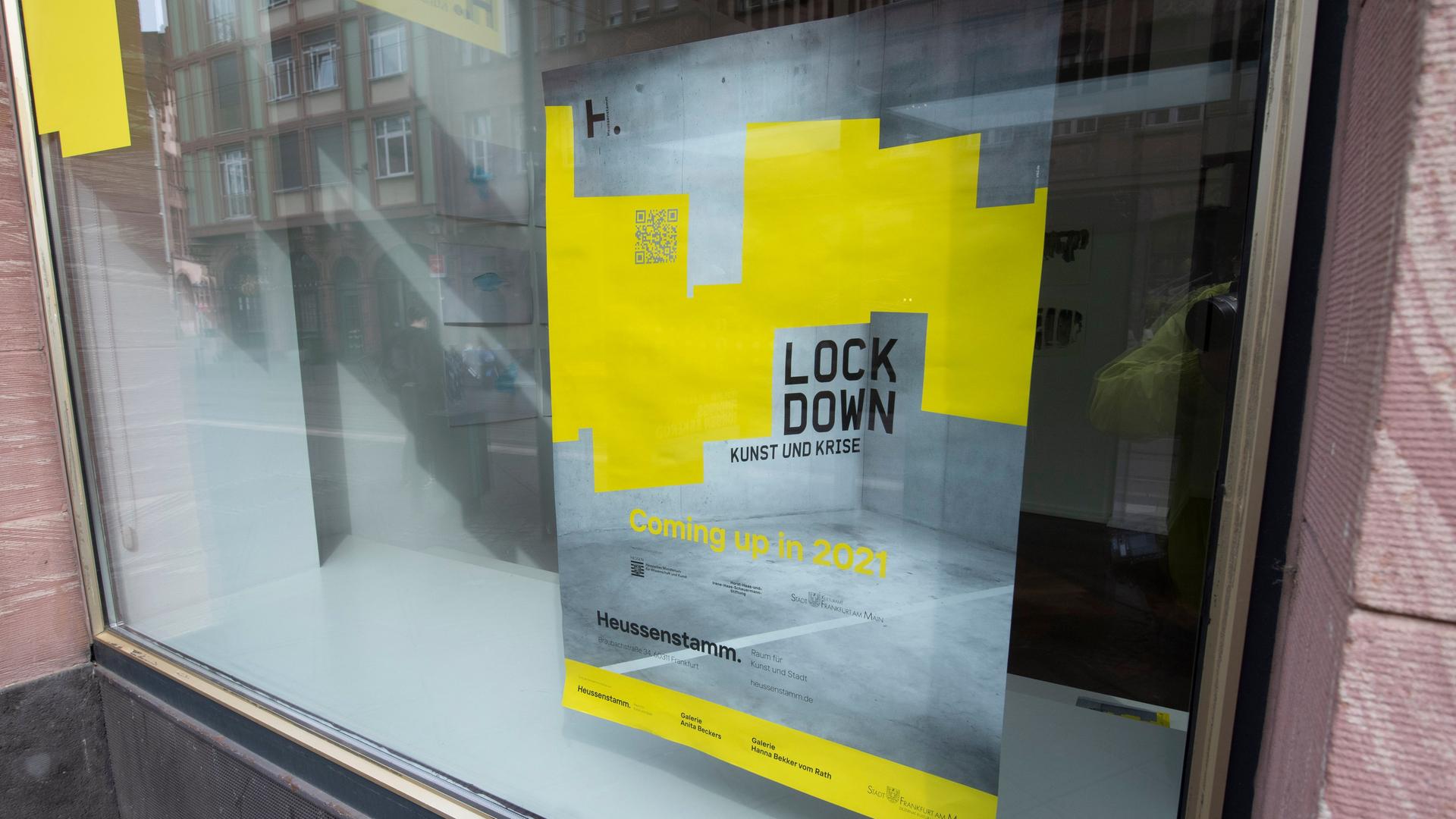 Werbeschriftzug ,,Lockdown" am Schaufenster einer Galerie in der Frankfurter Innenstadt.