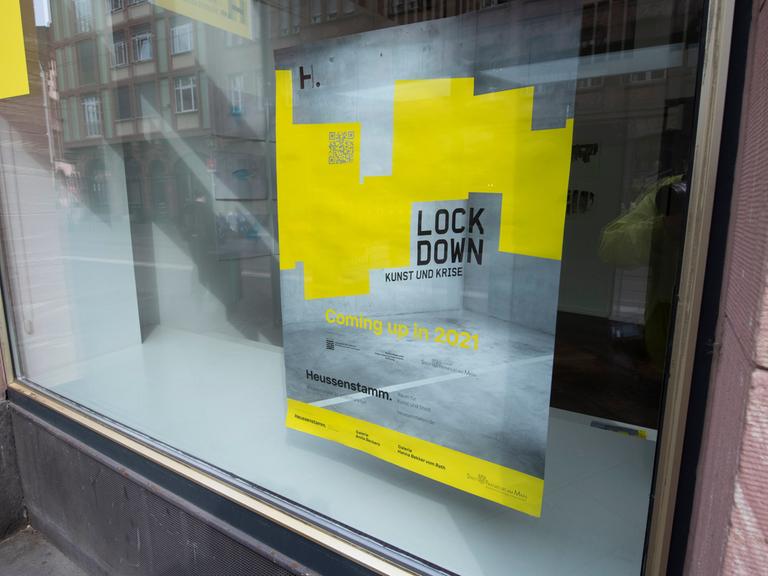 Werbeschriftzug ,,Lockdown" am Schaufenster einer Galerie in der Frankfurter Innenstadt.