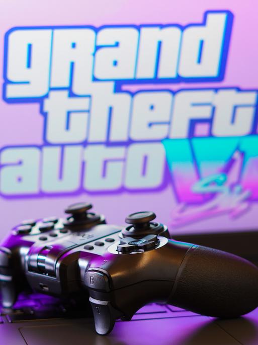 Das Logo des Spiels „Grand Theft Auto VI“ (GTA Six) wird auf einem Computerbildschirm neben einem Gamepad angezeigt.