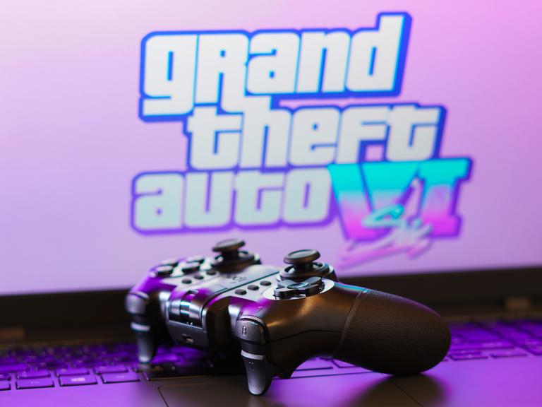 Das Logo des Spiels „Grand Theft Auto VI“ (GTA Six) wird auf einem Computerbildschirm neben einem Gamepad angezeigt.