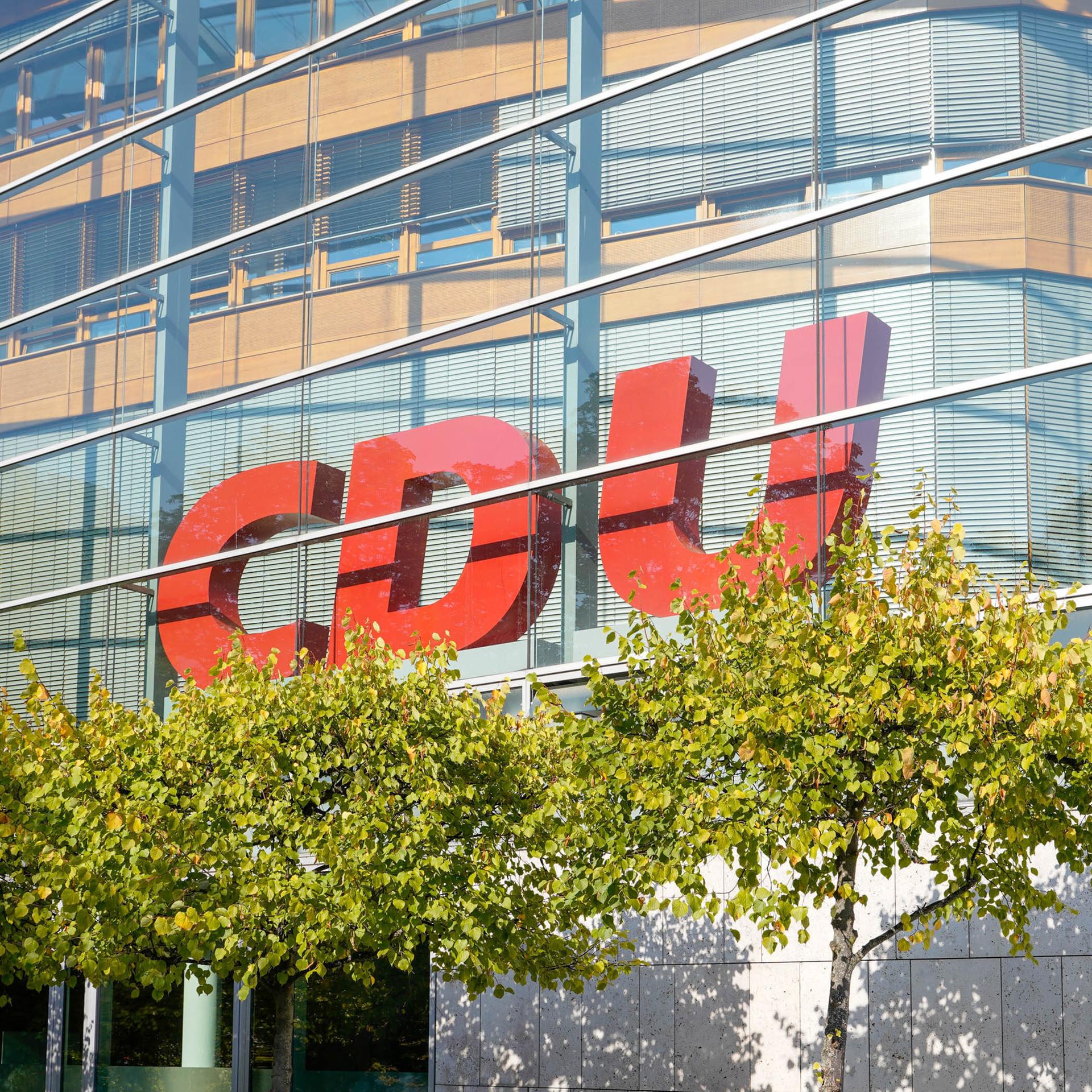 Das Konrad-Adenauer-Haus in Berlin mit dem Schriftzug CDU hinter der Glasfassade.