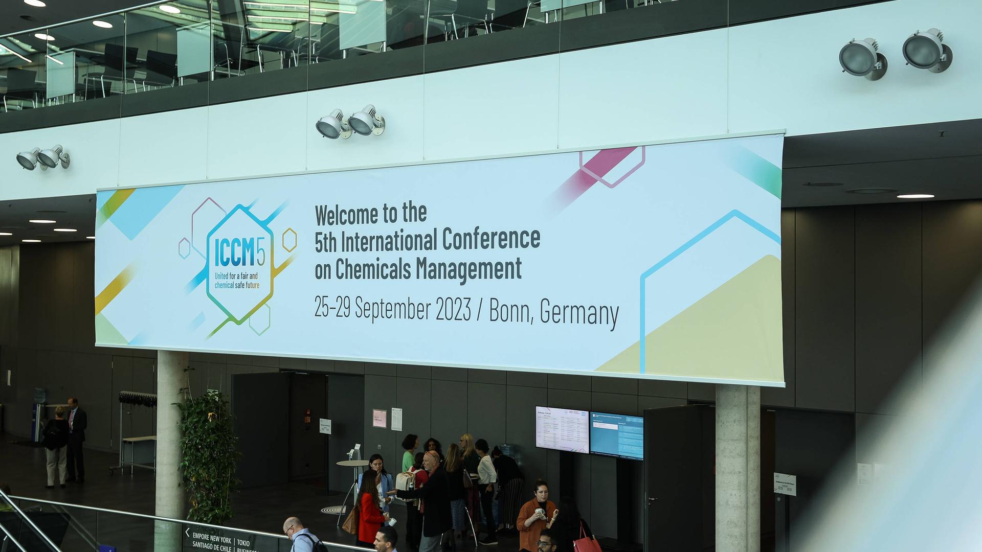 Schild der 5. Weltchemikalienkonferenz in Bonn im World Conference Center. Schild der 5. Weltchemikalienkonferenz in Bonn im World Conference Center.