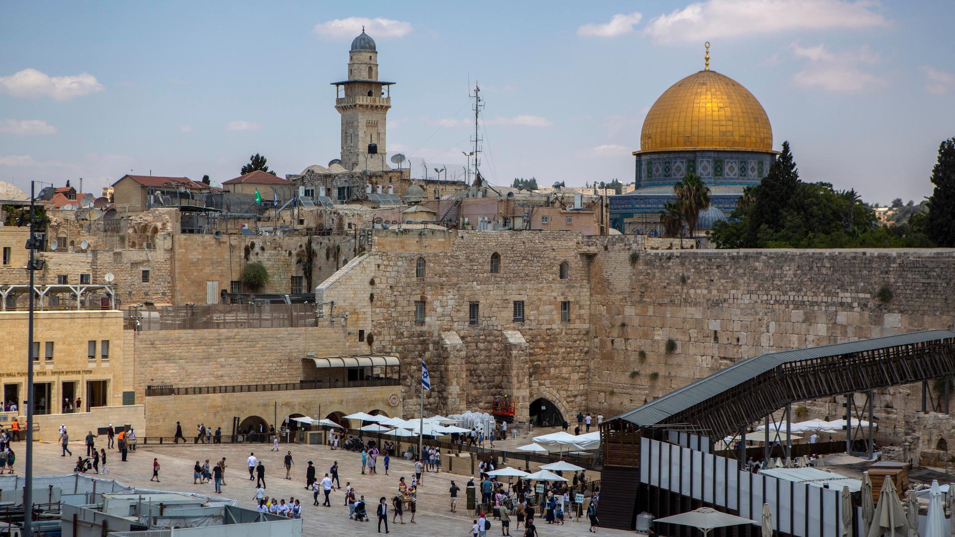Die Klagemauer und die goldene Kuppe des Felsendoms in Jerusalem.
