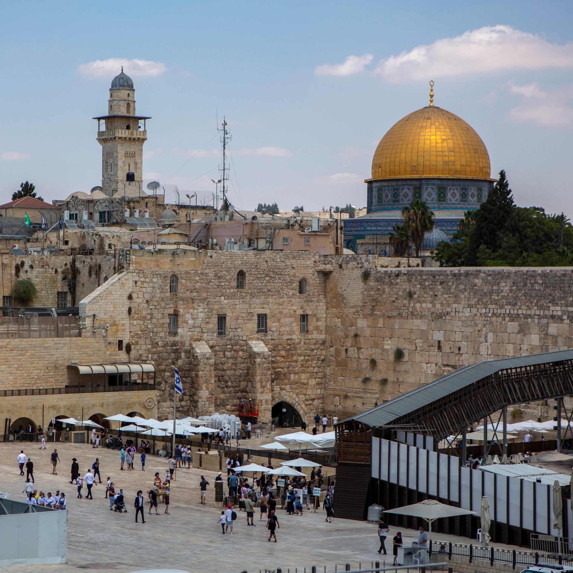 Die Klagemauer ( die westliche Mauer - Kotel ) in der Altstadt von Jerusalem ist eine religiöse Stätte des Judentums. Im Hintergrund ist die goldene Kuppe des Felsendoms zu sehen.