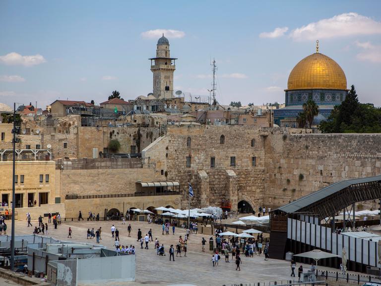 Die Klagemauer und die goldene Kuppe des Felsendoms in Jerusalem.