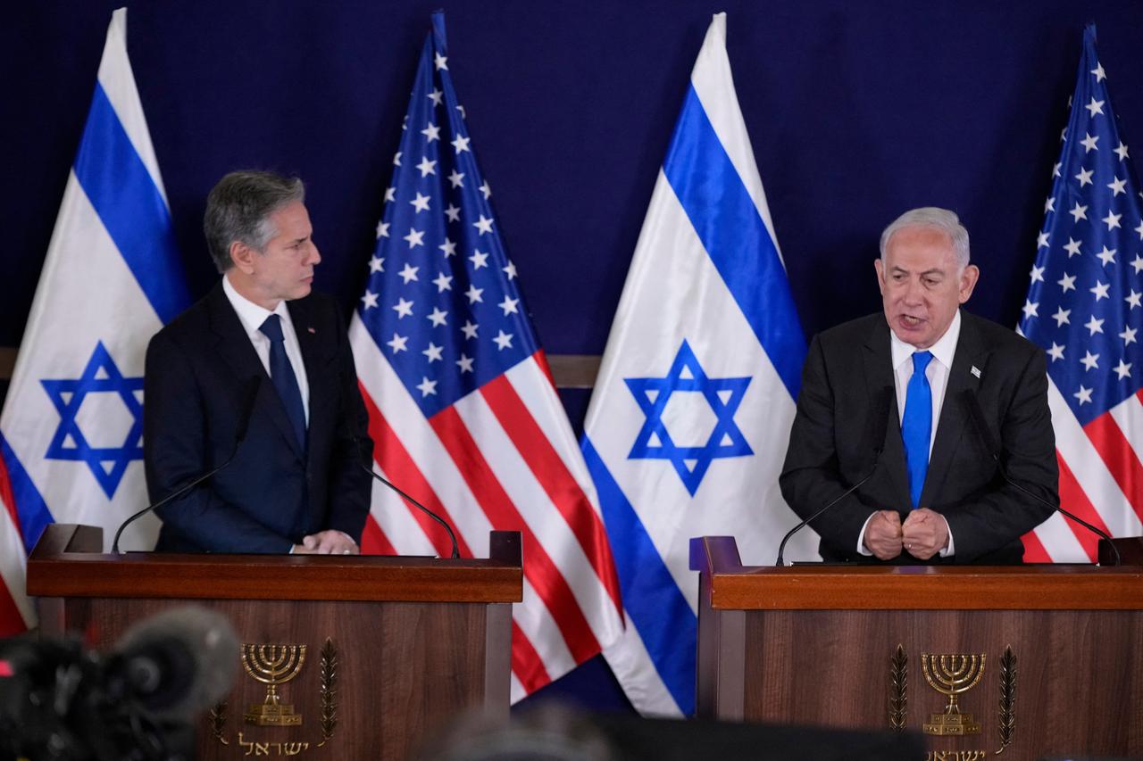 US-Außenminister Blinken und der israelische Regierungschef Netanjahu stehen an Rednerpulten. Hinter ihnen sind die Flaggen ihrer beiden Länder zu sehen. 