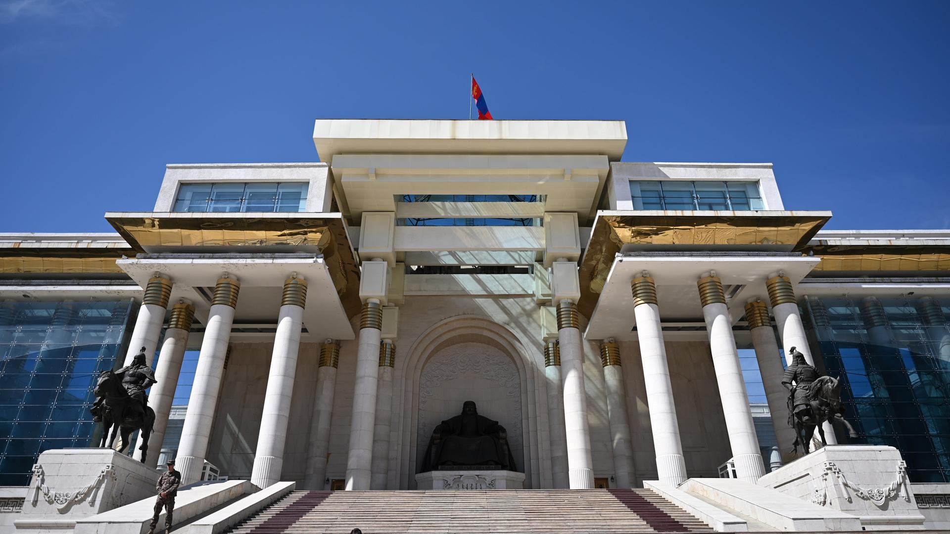 Auf dem Dach des mongolischen Parlaments, dem Großen Staats-Chural, weht eine mongolische Flagge. Die Mongolei wählt am 28. Juni ein neues Parlament. Auf dem Dach des mongolischen Parlaments, dem Großen Staats-Chural, weht eine mongolische Flagge. Die Mongolei wählt am 28. Juni ein neues Parlament.