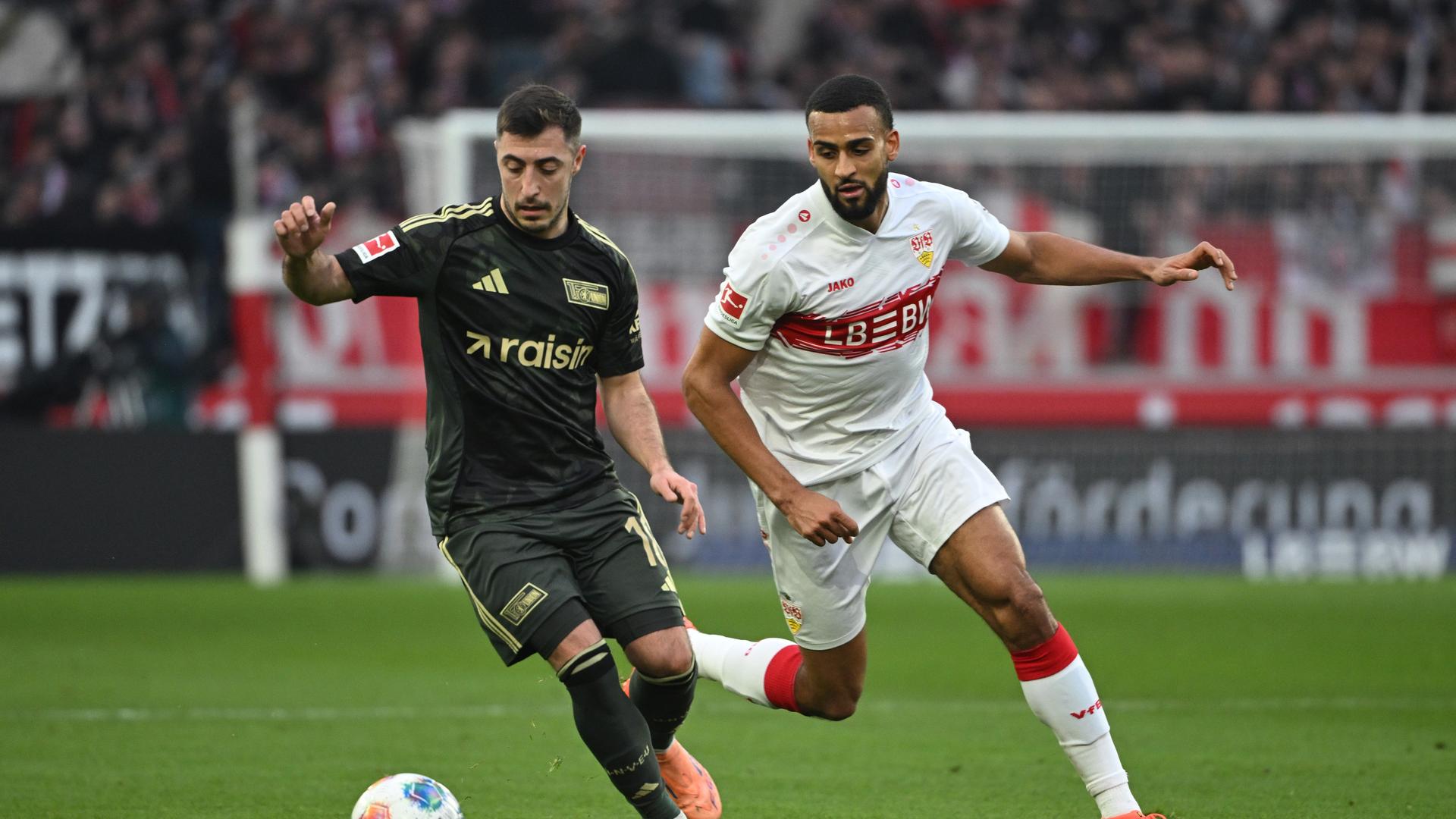 Zwei Fußballspieler kämpfen um den Ball.