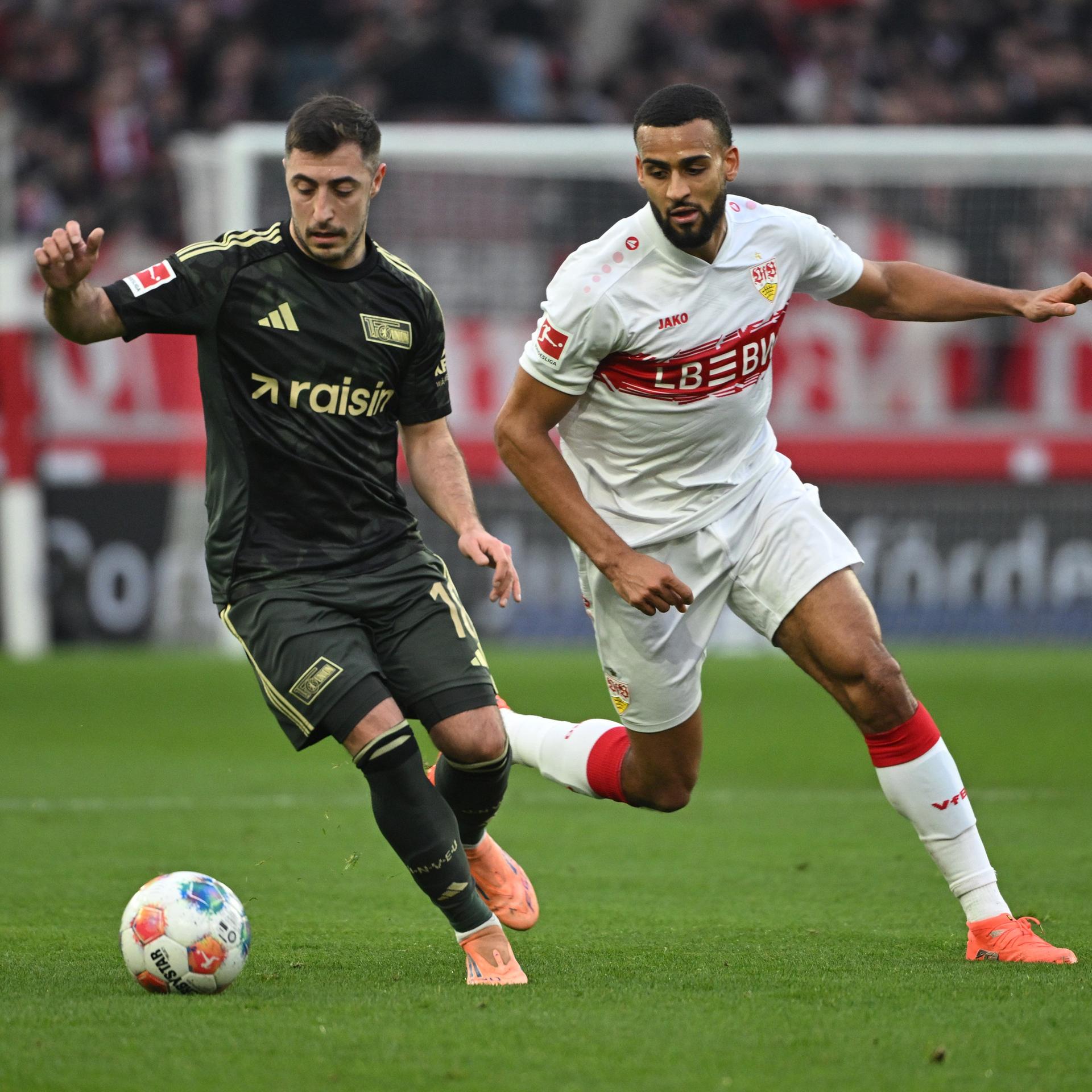 Zwei Fußballspieler kämpfen um den Ball.