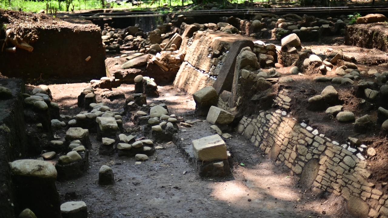 Das Bild zeigt eine archäologische Ausgrabungsstätte. Überreste von Gemäuern und Steinformationen sind freigelegt.
