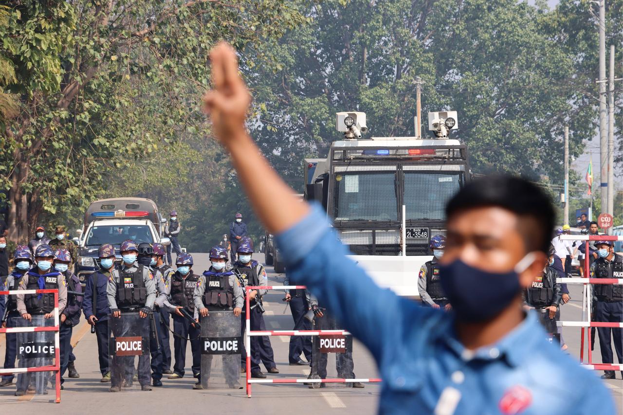 Ein junger Mann zeigt drei Finger des Protests  in der Stadt Lashio im Februar 2021.
