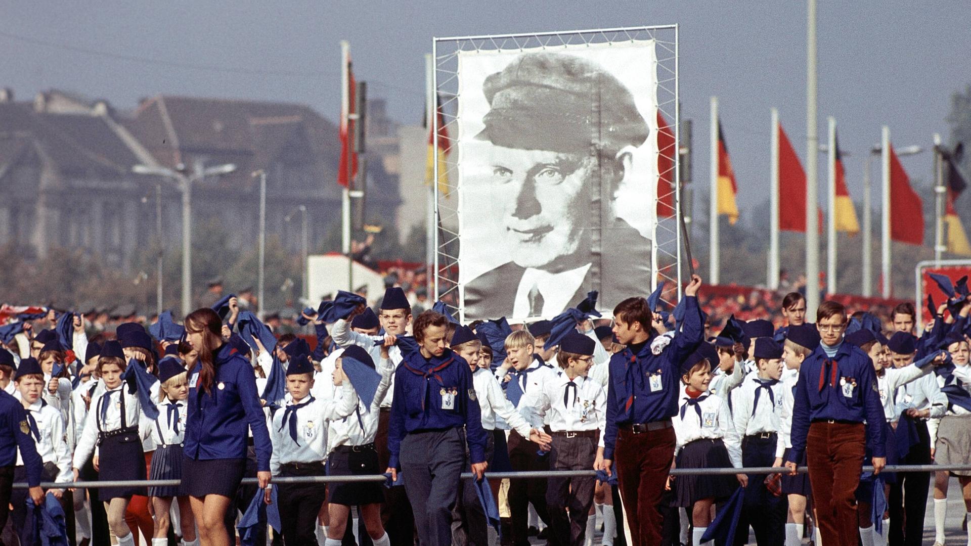 Historische Aufnahme zeigt einen Pionierumzug zum XX.Jahrestag der Deutschen Demokratischen Republik am 7. Oktober 1969. Zu sehen ist auch ein großes Transparent mit einem Porträt von Ernst Thälmann.