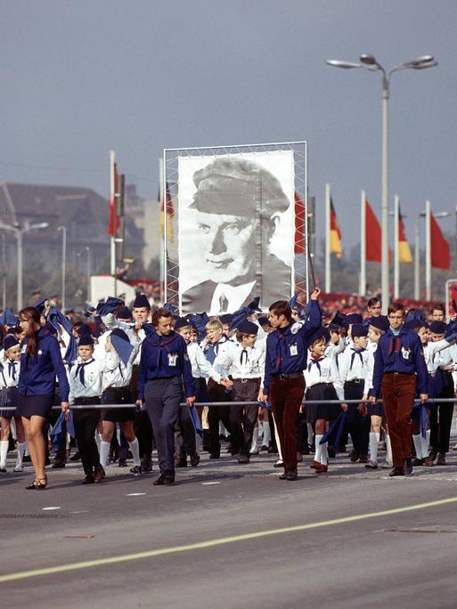 Historische Aufnahme zeigt einen Pionierumzug zum XX.Jahrestag der Deutschen Demokratischen Republik am 7. Oktober 1969. Zu sehen ist auch ein großes Transparent mit einem Porträt von Ernst Thälmann.