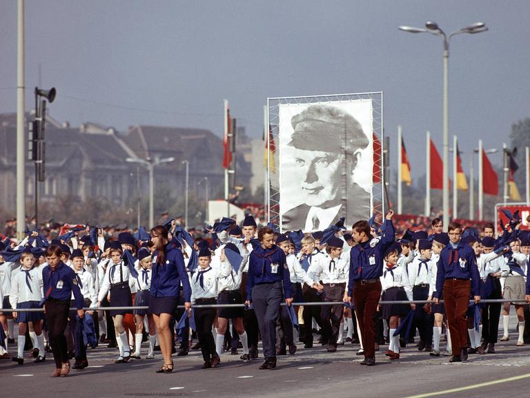 Historische Aufnahme zeigt einen Pionierumzug zum XX.Jahrestag der Deutschen Demokratischen Republik am 7. Oktober 1969. Zu sehen ist auch ein großes Transparent mit einem Porträt von Ernst Thälmann.