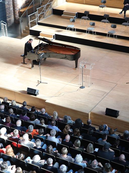 Der Pianist Igor Levit spielt ein Benefizkonzert gegen Antisemitismus in der Konzertkirche der Vier-Tore-Stadt Neubrandenburg (Landkreis Mecklenburgische Seenplatte) .