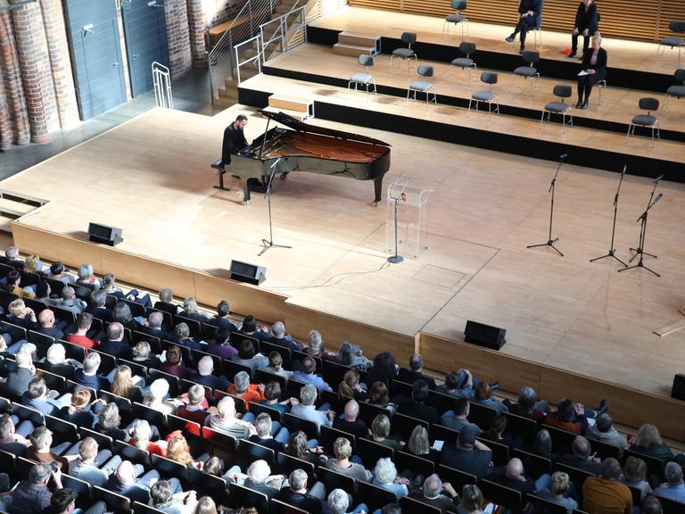 Der Pianist Igor Levit spielt ein Benefizkonzert gegen Antisemitismus in der Konzertkirche der Vier-Tore-Stadt Neubrandenburg (Landkreis Mecklenburgische Seenplatte) .