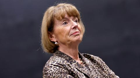 Kölns Oberbürgermeisterin Henriette Reker steht im September 2025 bei einer Veranstaltung mit Wahlhelfern vor einem dunklen Hintergrund.