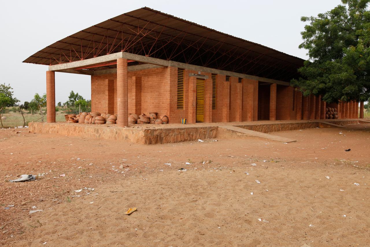 Ein Schulgebäude in Burkina Faso mit aufgeständertem Dach.