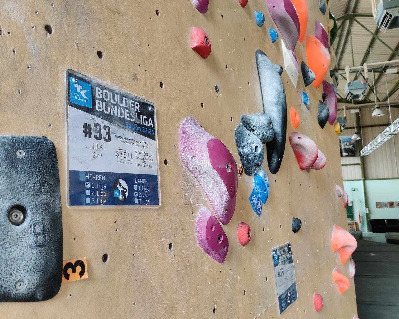 In der Boulderhalle Steil in Karlsruhe hängen noch die Bundesliga-Boulder.