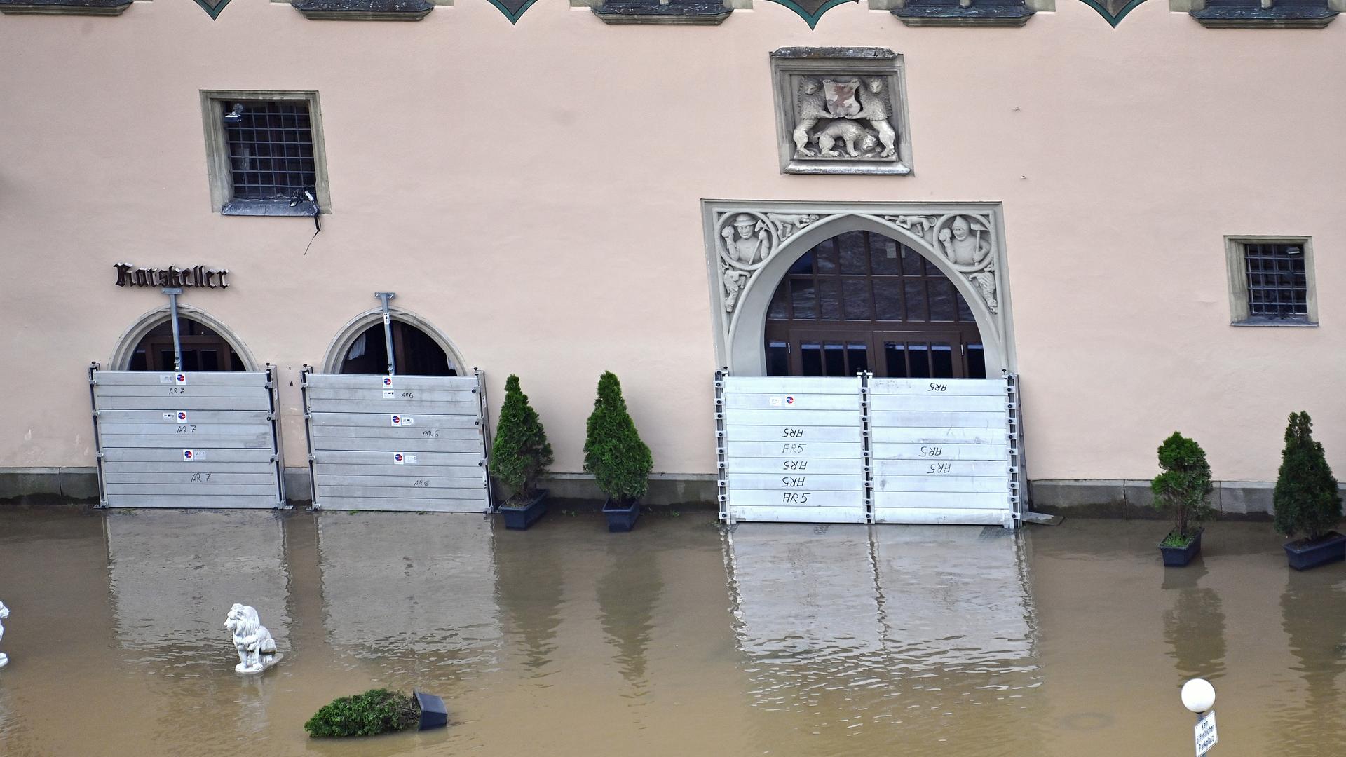 Überflutete Uferpromende in der Altstadt in Passau 2024