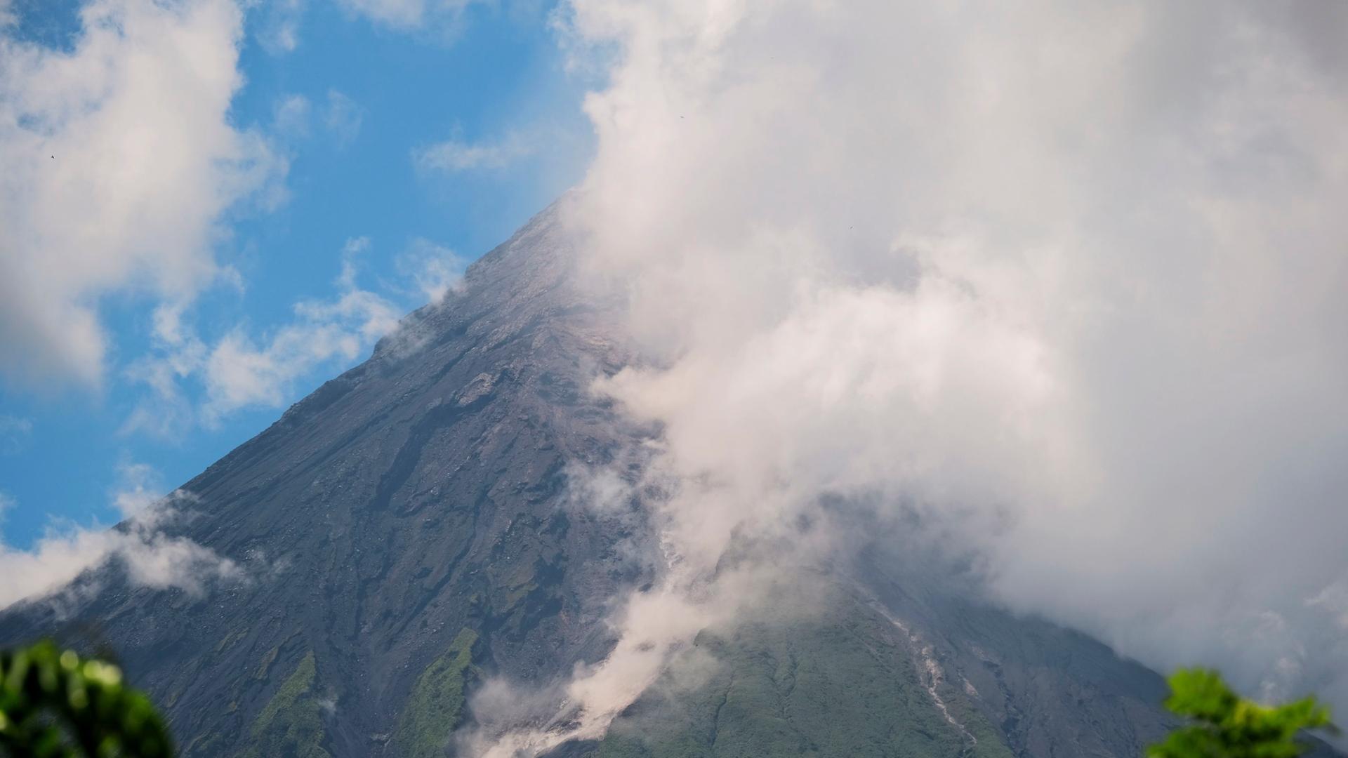 Philippinen, Daraga: Rauch steigt auf vom Vulkan Mayon - gesehen von Daraga, Provinz Albay. Philippinen, Daraga: Rauch steigt auf vom Vulkan Mayon - gesehen von Daraga, Provinz Albay.