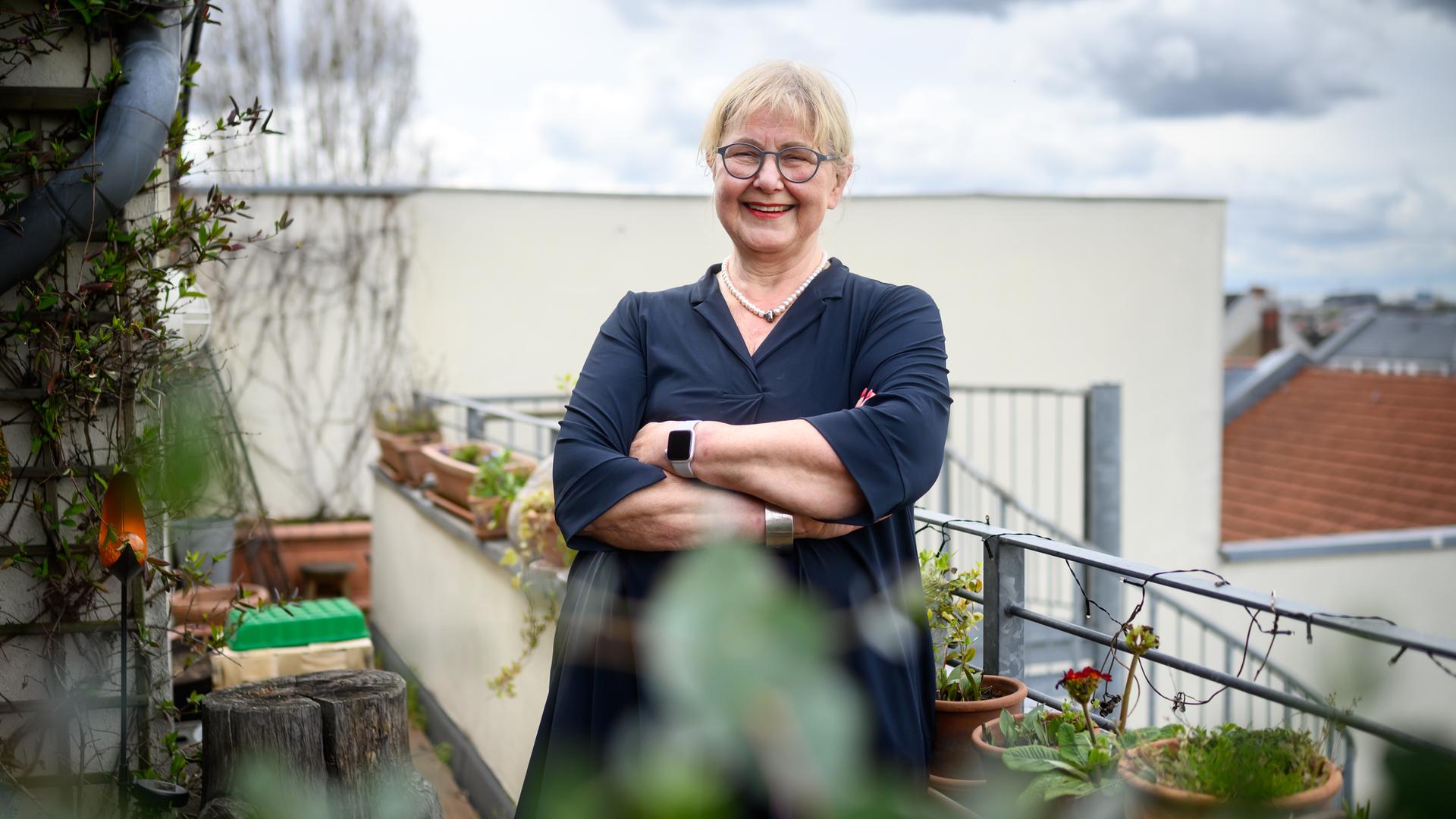 Marianne Birthler (Bündnis 90/Die Grünen) steht auf einem Balkon ihrer Wohnung in Berlin Mitte. Marianne Birthler (Bündnis 90/Die Grünen) steht auf einem Balkon ihrer Wohnung in Berlin Mitte.