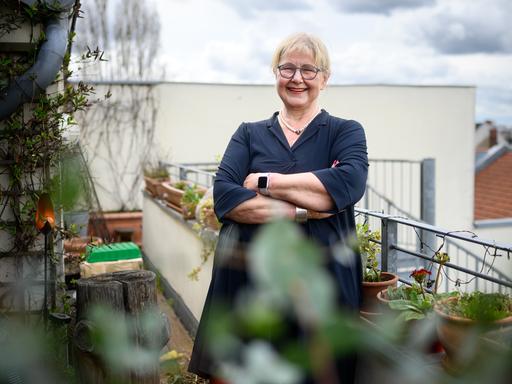 Marianne Birthler (Bündnis 90/Die Grünen) steht auf einem Balkon ihrer Wohnung in Berlin Mitte.