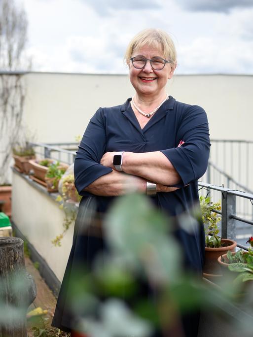 Marianne Birthler (Bündnis 90/Die Grünen) steht auf einem Balkon ihrer Wohnung in Berlin Mitte. Marianne Birthler (Bündnis 90/Die Grünen) steht auf einem Balkon ihrer Wohnung in Berlin Mitte.