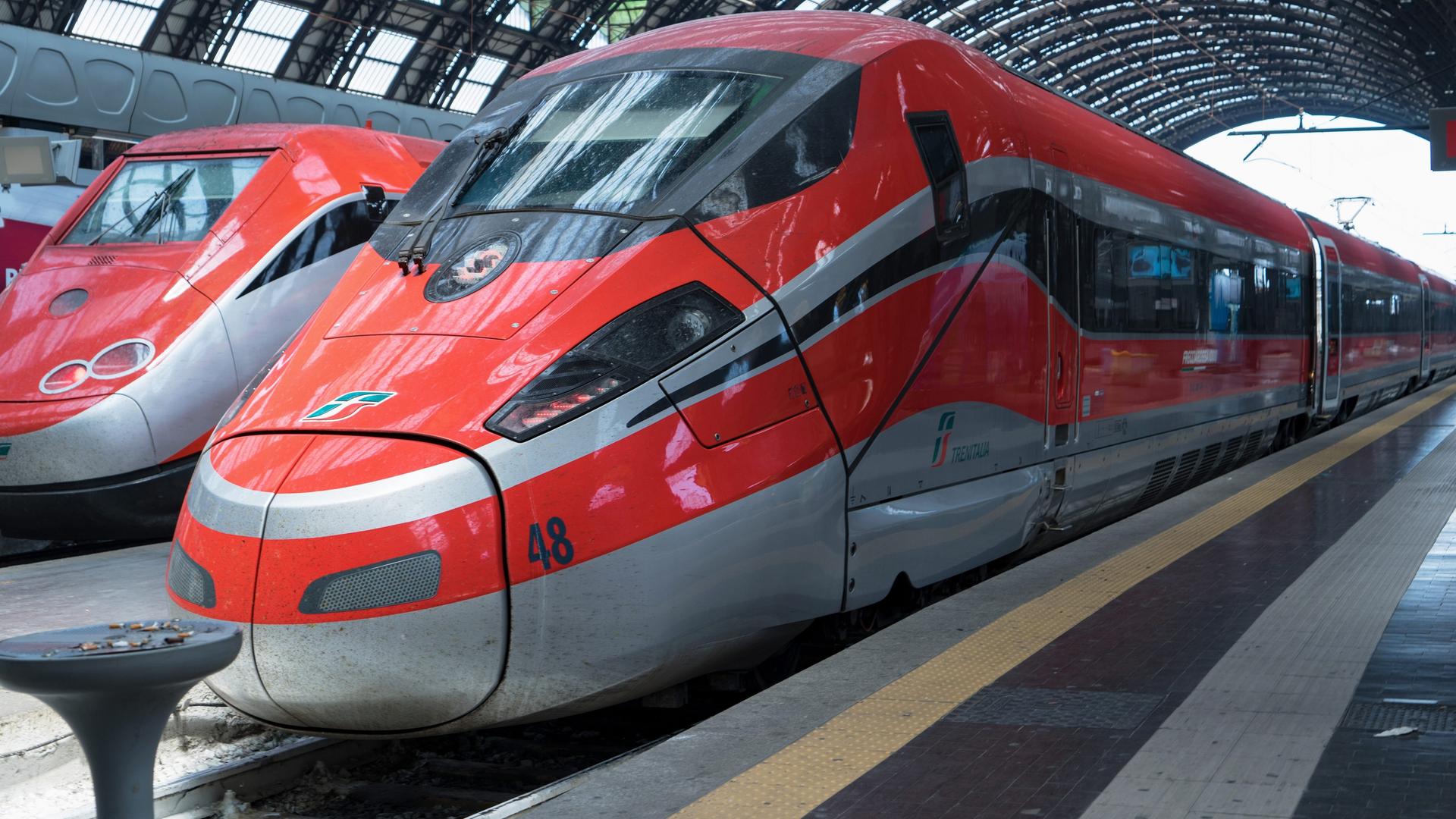 Rote Schnellzüge stehen in einem Bahnhof. Rote Schnellzüge stehen in einem Bahnhof.