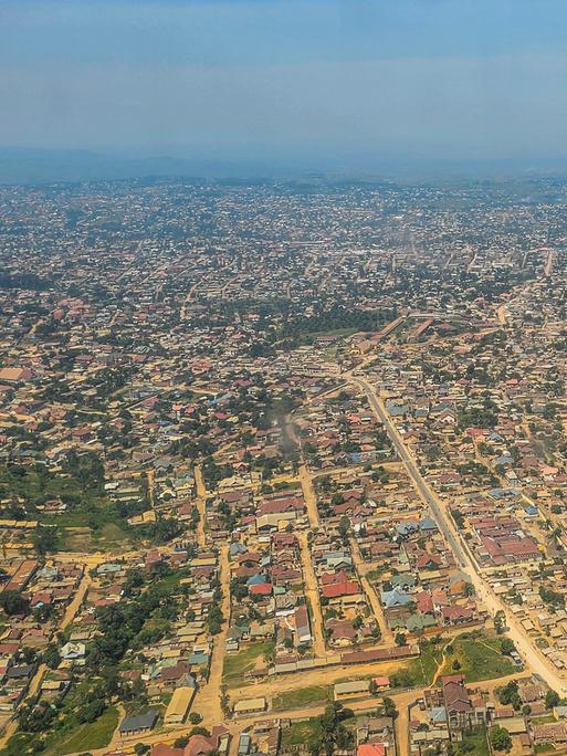 Luftaufnahme der Region um Goma im Kongo. Kleine Häuser und helle, sandige Straßen sind zu erkennen. Luftaufnahme der Region um Goma im Kongo. Kleine Häuser und helle, sandige Straßen sind zu erkennen.