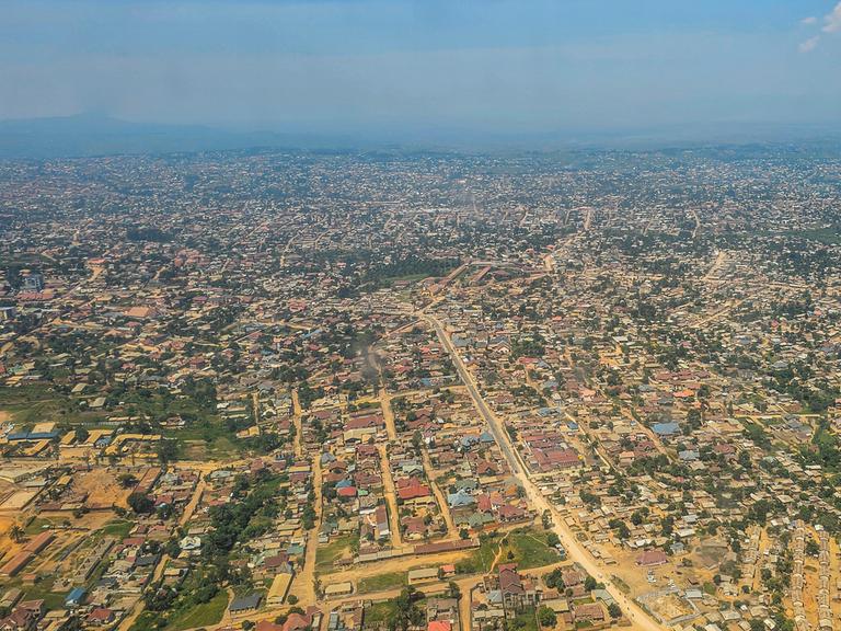 Luftaufnahme der Region um Goma im Kongo. Kleine Häuser und helle, sandige Straßen sind zu erkennen. Luftaufnahme der Region um Goma im Kongo. Kleine Häuser und helle, sandige Straßen sind zu erkennen.